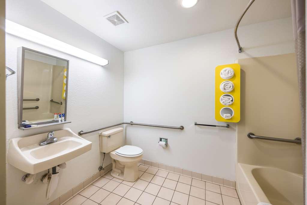 Americas Best Value Inn & Suites Brunswick Room photo