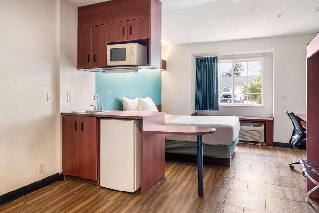 Americas Best Value Inn & Suites Brunswick Room photo