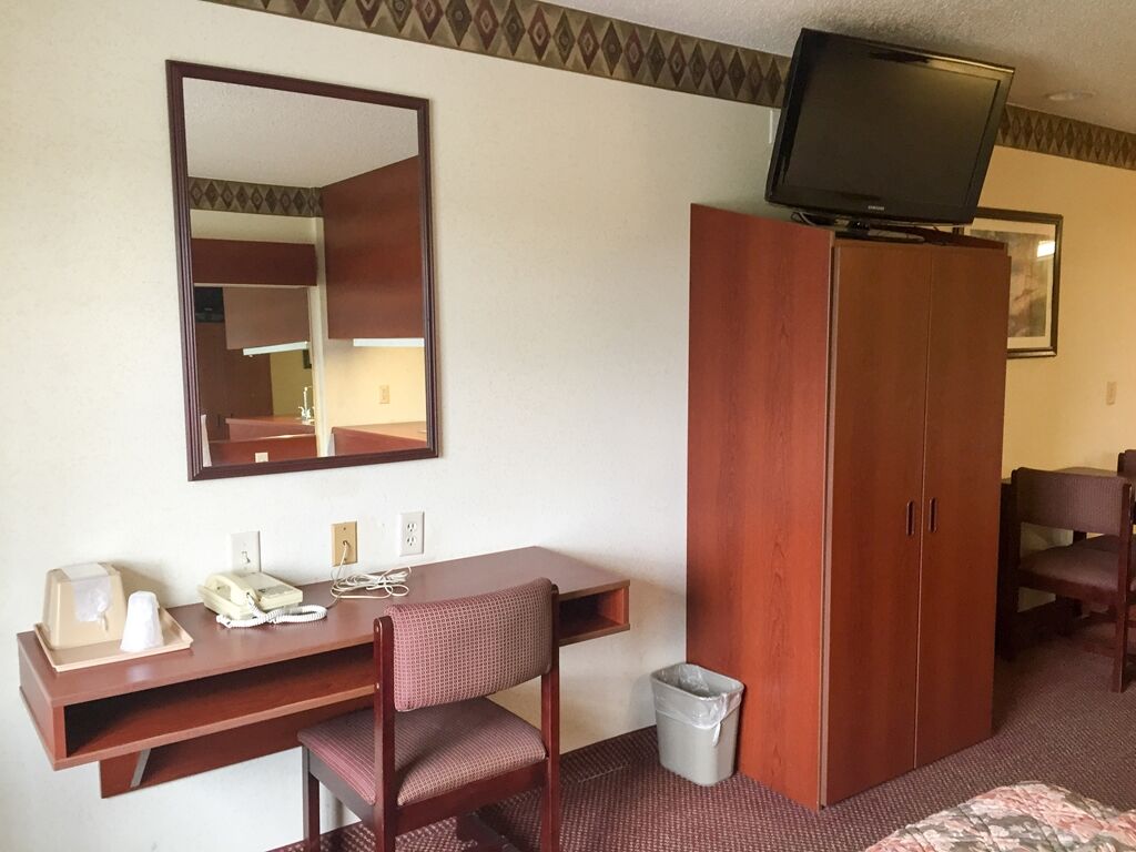 Americas Best Value Inn & Suites Brunswick Room photo